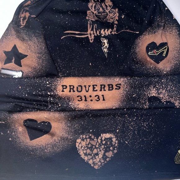 💀 SKULL & BLOOM 🌸
By @Tysbleachlab on IG —this bleachout skull tee 🤩 - Picture 5 of 5